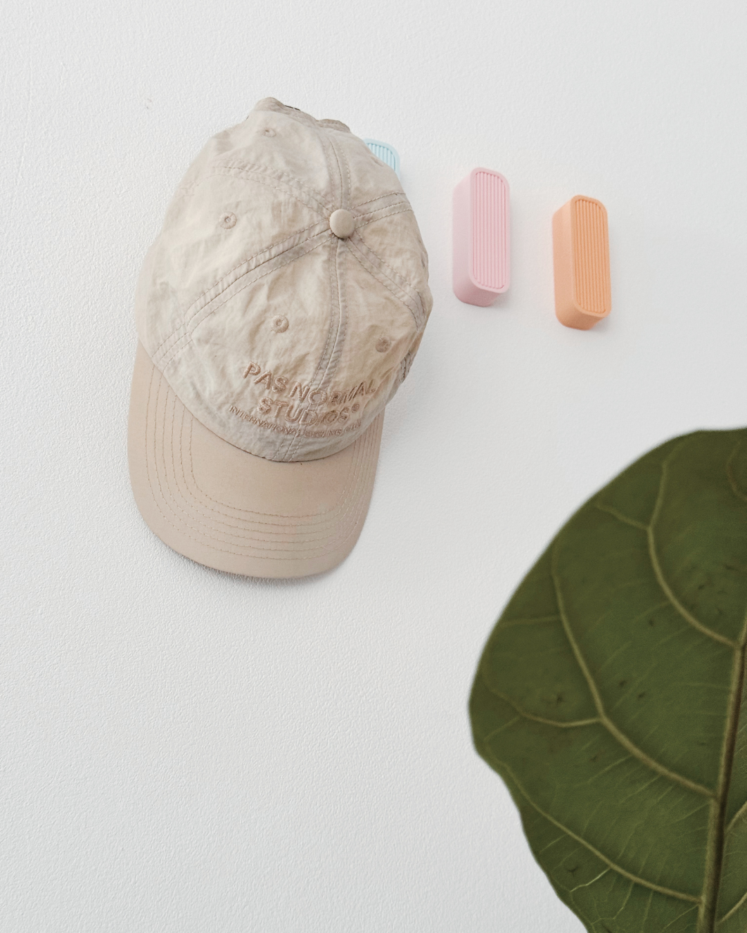 Minimalistischer Klapp-Wandhaken für Rennradhelme & Caps
